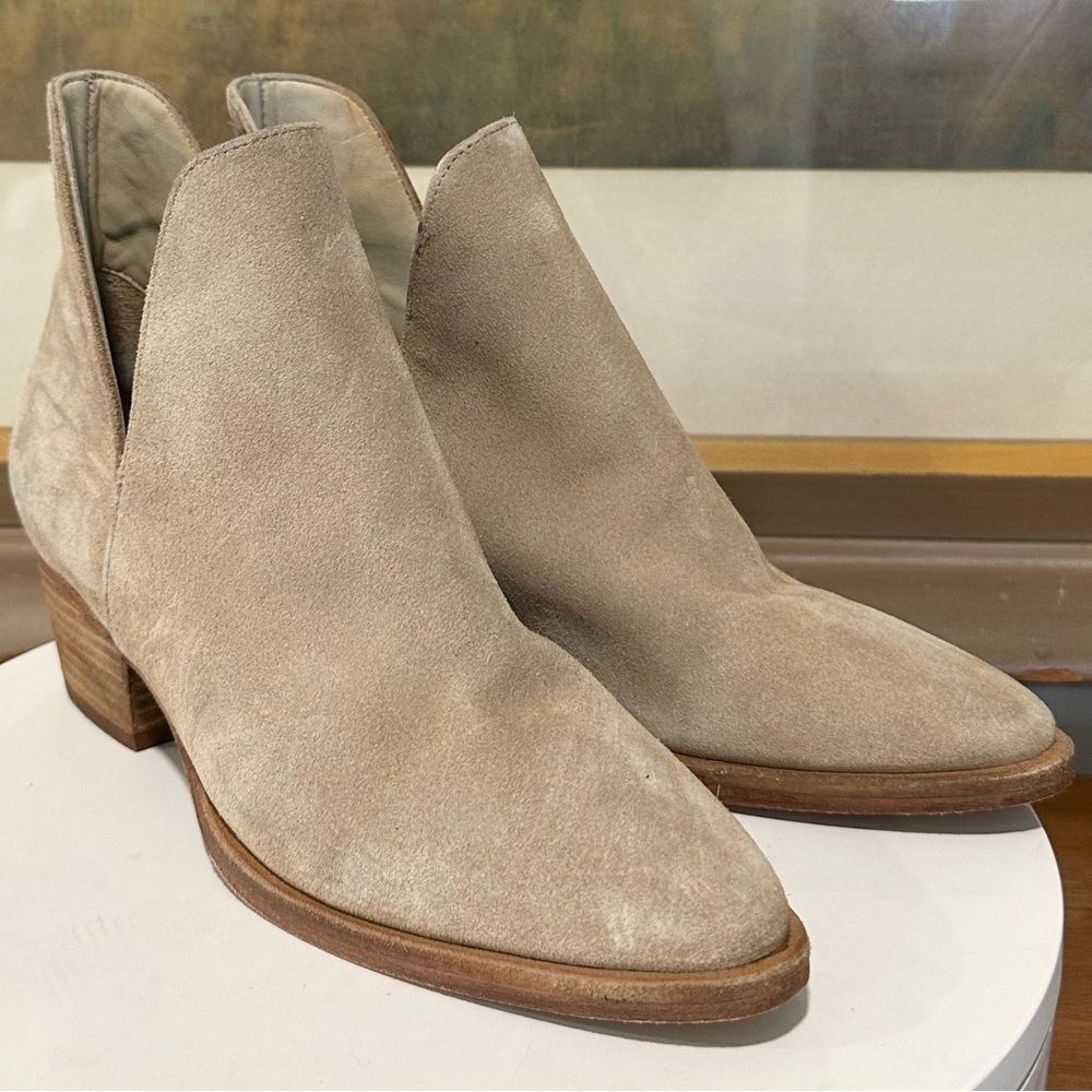 🌸FREE PEOPLE🌸 Charm Double V Camel Suede Ankle Boot Size: 36.5 - Picture 4 of 14